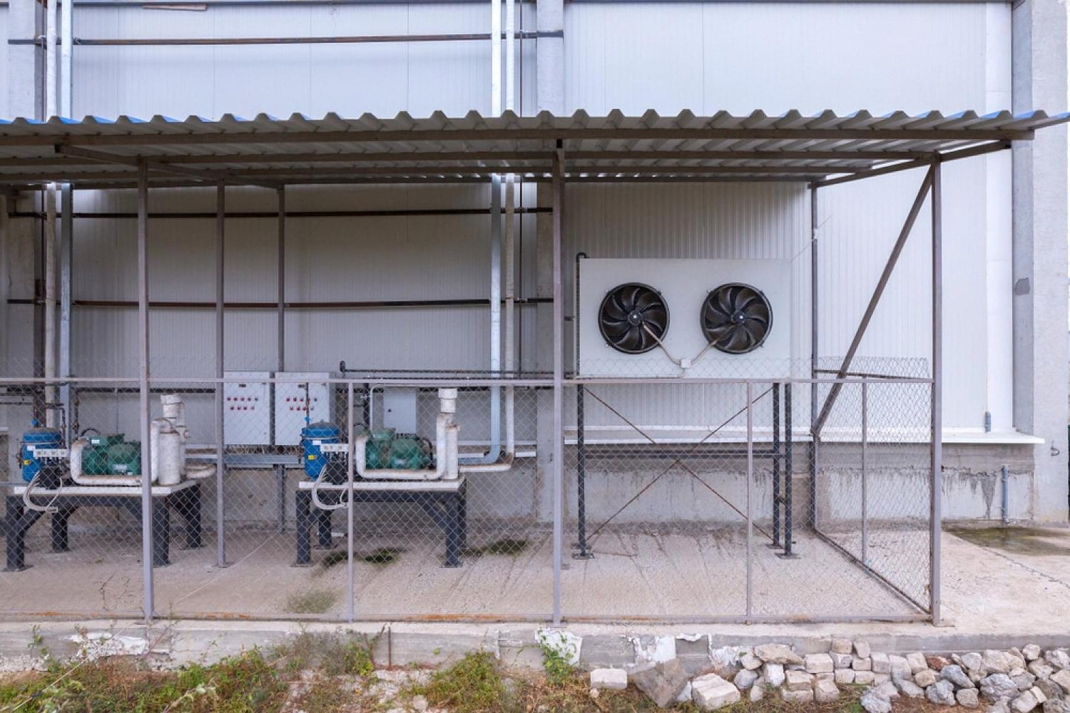 How to Keep Construction Workers Cool During UAE Summer Without Permanent Cooling Systems